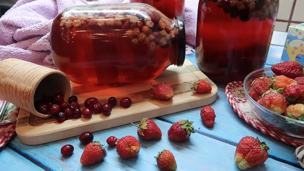 Клубничный компот с клюквой на зиму. Рецепт компота из клубники на зиму