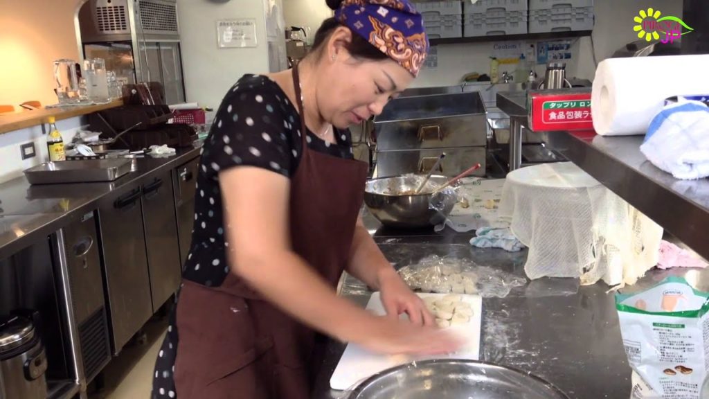 gyoza. 餃子の作り方。Как лепить пельмени по китайски.