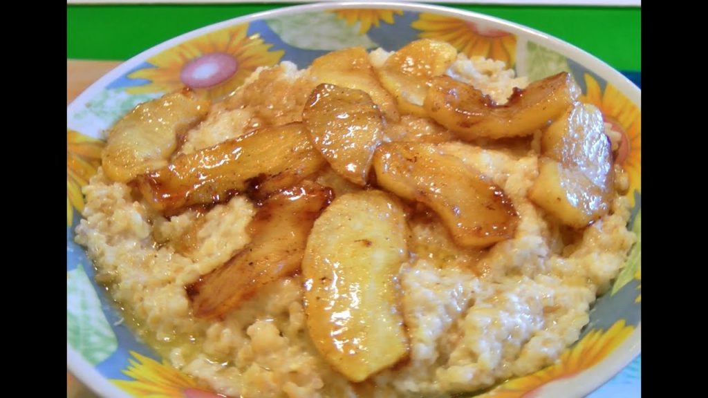 Пшеничная каша с жареными яблоками
