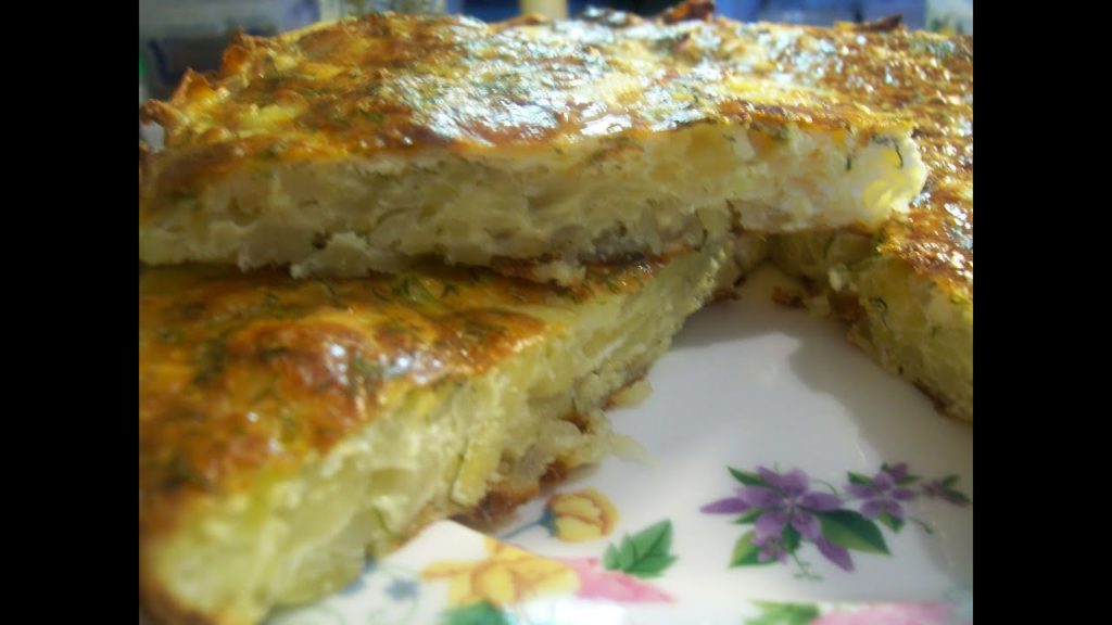 Пирог-запеканка из тертого картофеля с сыром и чесноком