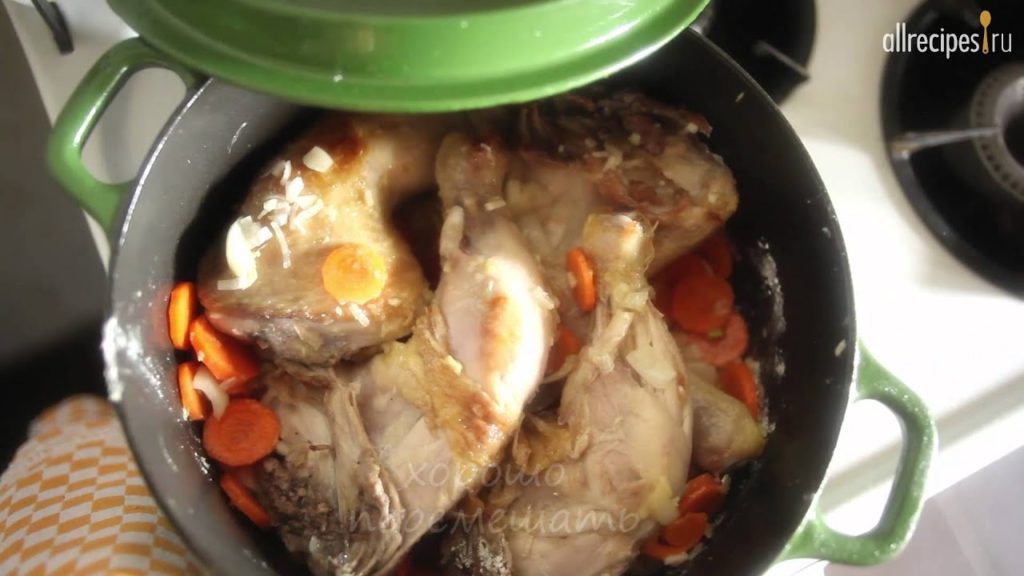 Видео - рецепт: Курица по-французски тушеная в вине с грибами (Coq au vin)