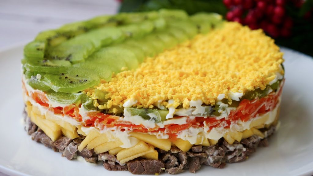 Салат "Новогодний Каприз"  очень сочный и вкусный
