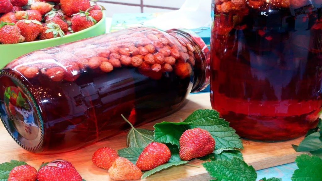 Клубничный компот с листьями чёрной смородины на зиму
