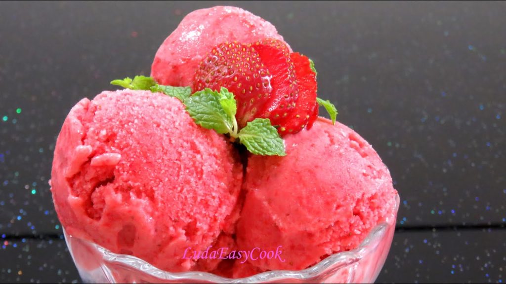 МОРОЖЕНОЕ из клубники за 5 минут  Клубничный #СОРБЕТ #làmkemdâu #kem5phút #LudaEasyCook