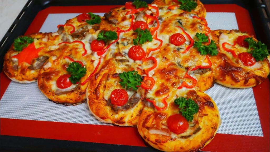 ВКУСНАЯ ДО БЕЗУМИЯ !!!НОВОГОДНЯЯ пицца-пирог .Что приготовить на Новый Год
