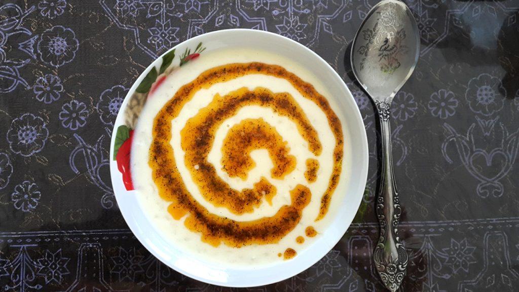 Йогуртный суп с рисом, турецкая кухня. Yayla çorbası.