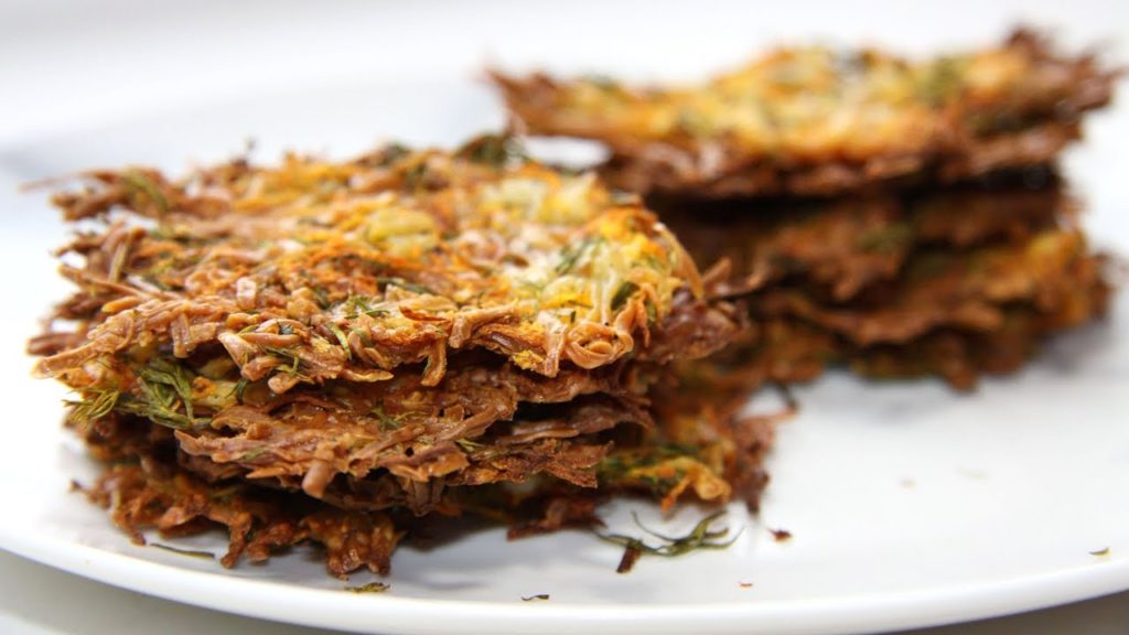 Похрустим? Сырные чипсы с овощами. Простой рецепт