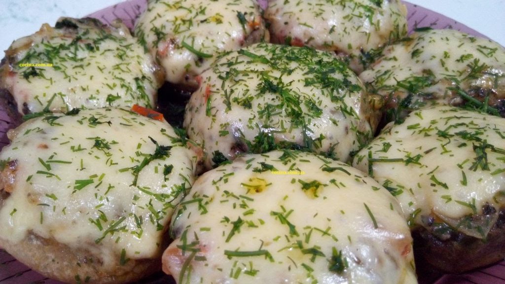 Фаршированные шампиньоны с сыром. Вкусный рецепт грибов на сковороде / Вкусно и Просто