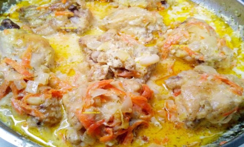 Куриные бёдра в сметанном соусе на сковороде / Вкусно и просто