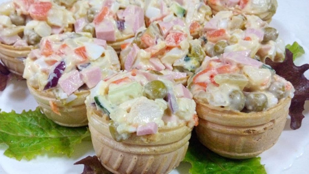 Салат оливье с колбасой и мясом в тарталетках. Рецепт оливье по-новому.