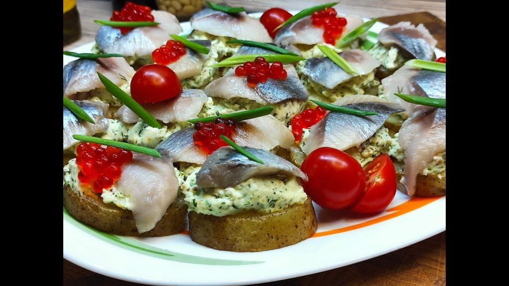 Картошечка с селедочкой и соусом! Идеальная закуска!