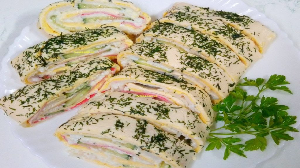 Рулет из плавленого сыра и крабовых палочек - Быстрая закуска / Вкусно и Просто