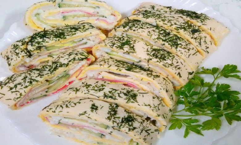 Рулет из плавленого сыра и крабовых палочек - Быстрая закуска / Вкусно и Просто