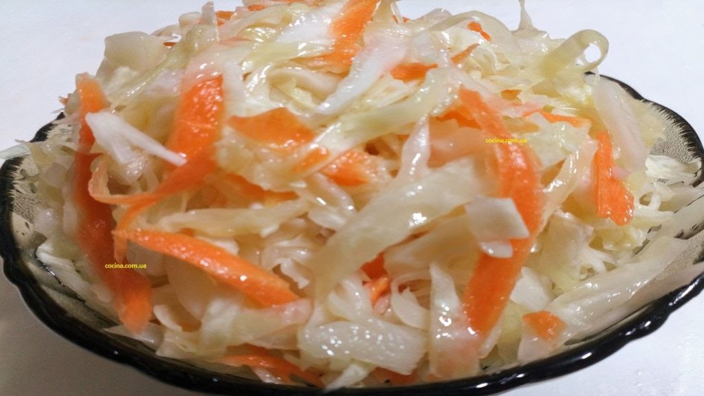 Маринованная капуста с морковью и чесноком. Капуста маринованная горячим маринадом с уксусом