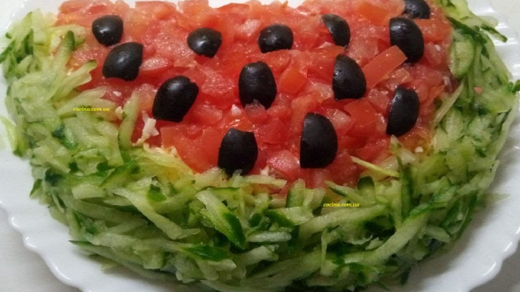 Салат из куриного филе и крабовых палочек "Арбузная долька" / Вкусно и Просто