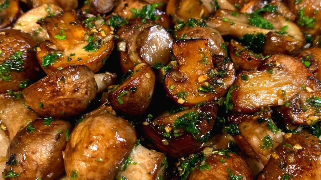 Как правильно жарить шампиньоны. Сколько нужно жарить грибы? Очень вкусные жареные грибы с чесноком.