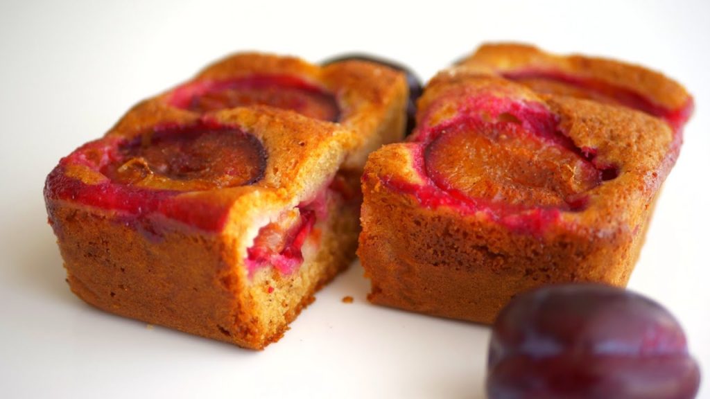 Королевская шарлотка со сливами