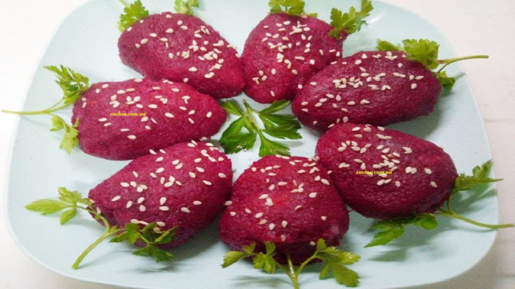 Сельдь под шубой "Клубничка" точно удивит ваших гостей! / Вкусно и Просто