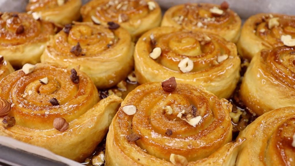 Нежнейшие БУЛОЧКИ СИННАБОНЫ с карамелью и орехами | липкие булочки| простой рецепт Sticky Rolls Нежнейшие БУЛОЧКИ СИННАБОНЫ с карамелью и орехами | липкие булочки| простой рецепт Sticky Rolls