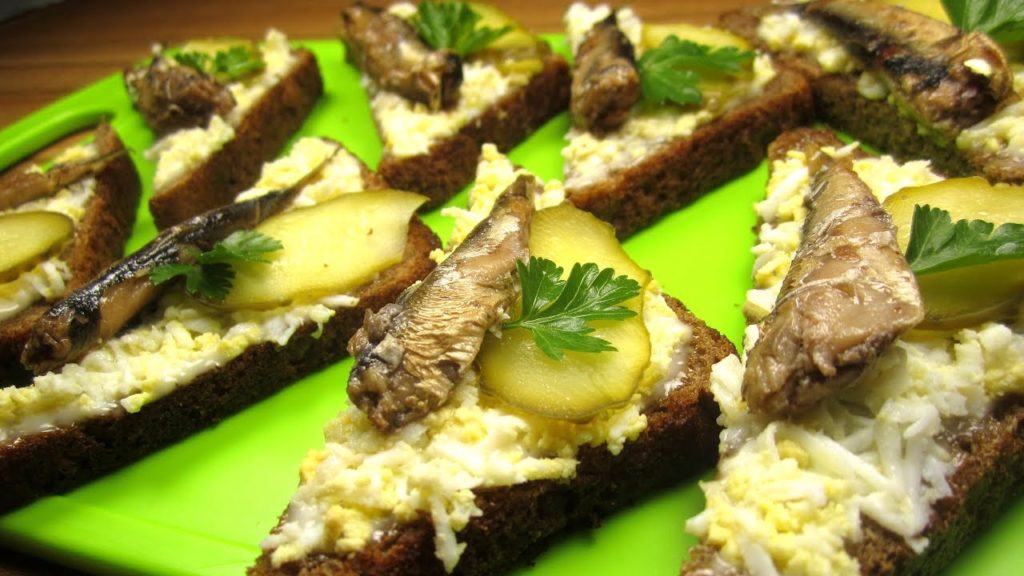 Бутерброды со шпротами. Рецепт быстрой закуски!