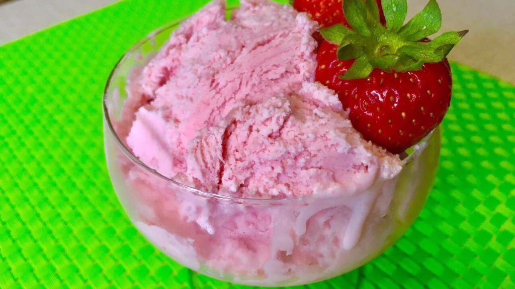 Готовим вкусное клубничное мороженое с йогуртом в мороженице/Ice cream with strawberries and yogurt Готовим вкусное клубничное мороженое с йогуртом в мороженице/Ice cream with strawberries and yogurt