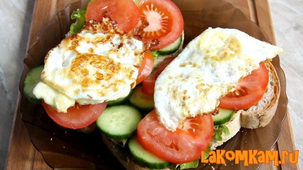 Сочный бутерброд с яйцом и овощами. Рецепт за 5 минут