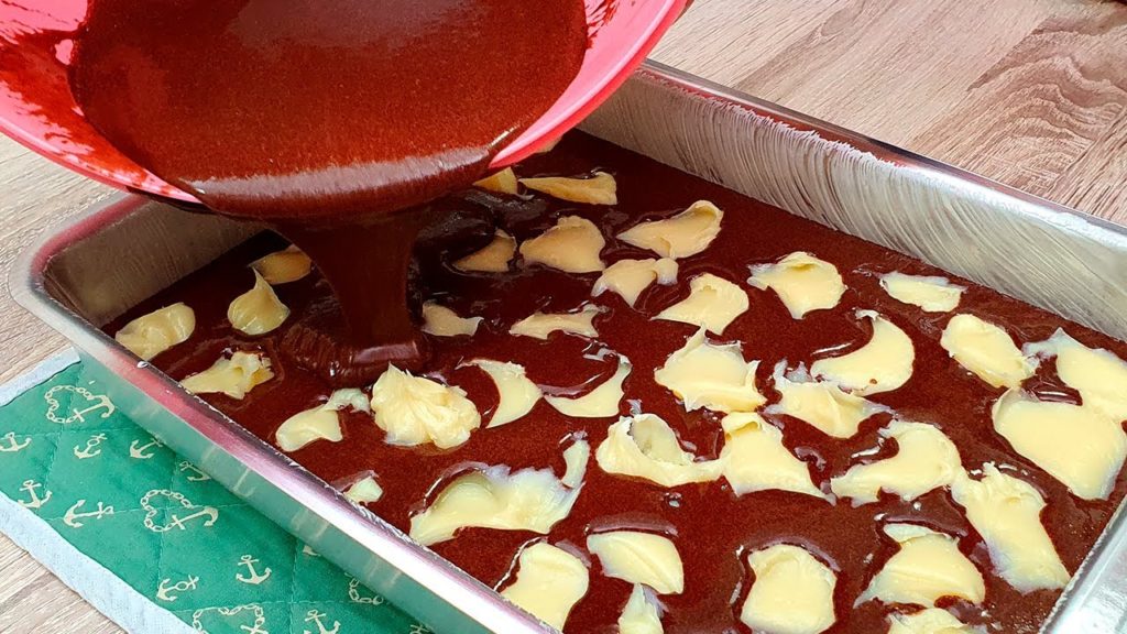 Veja porque este vai ser o seu novo bolo favorito! Bolo de chocolate recheado