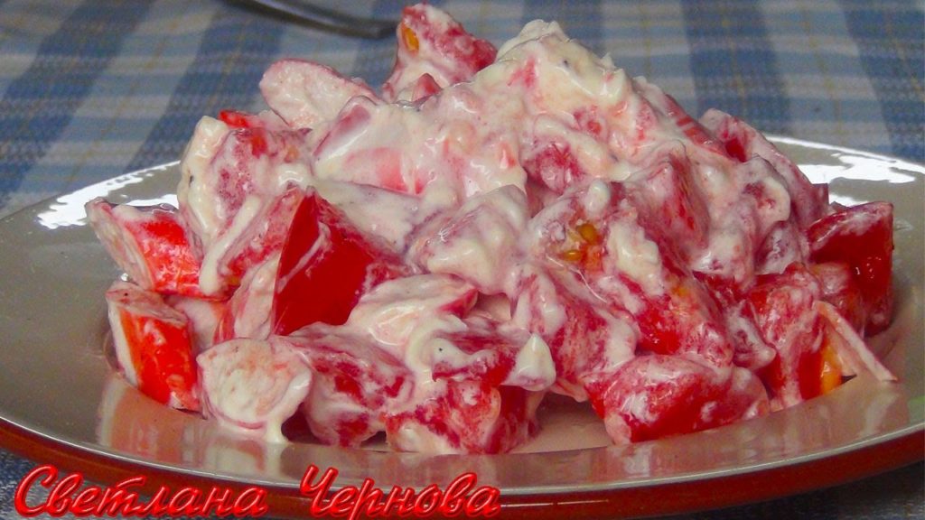 Салат из помидоров,крабовых палочек и чеснока /Tomato and  Crab Stick Salad Recipe