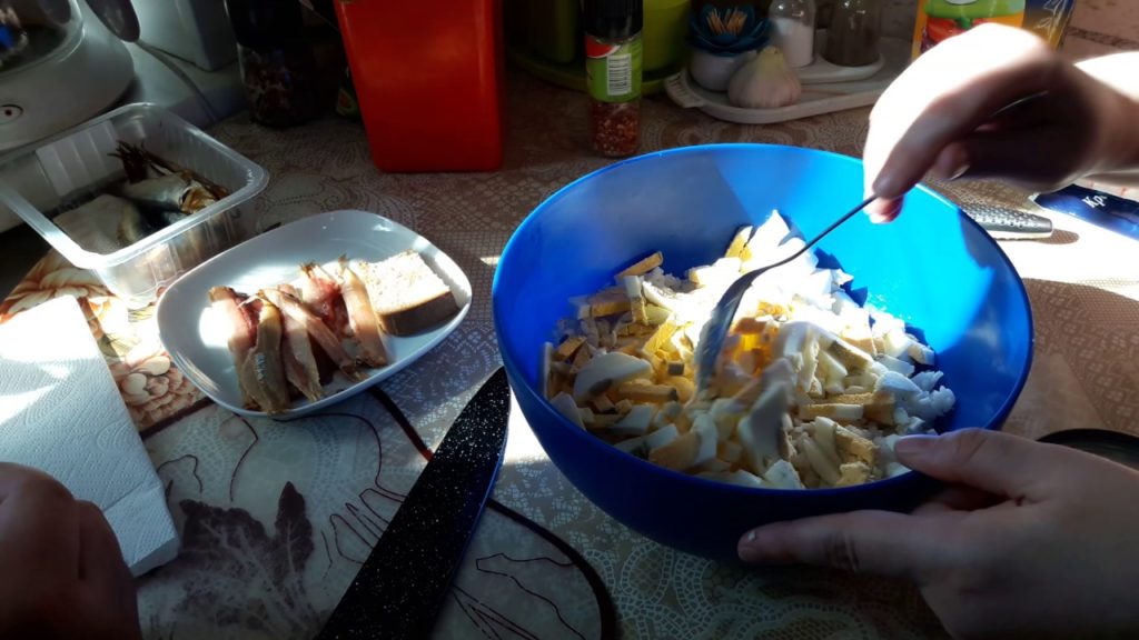 КРАБОВЫЙ САЛАТ / ПОРУБИЛИ САЛАТ С КРАБОВЫМИ ПАЛОЧКАМИ