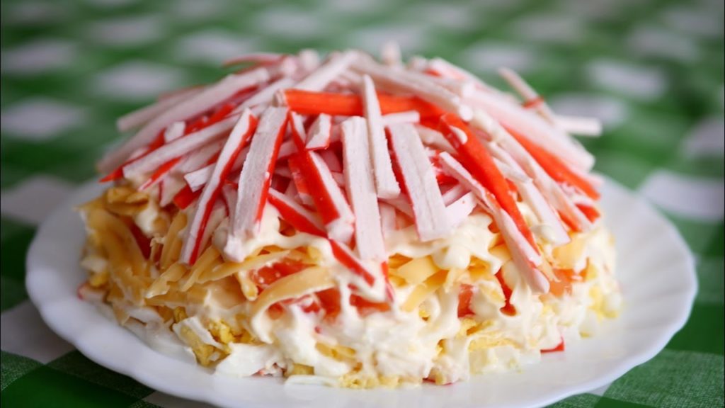 Слоеный салат из крабовых палочек. Очень быстро и вкусно