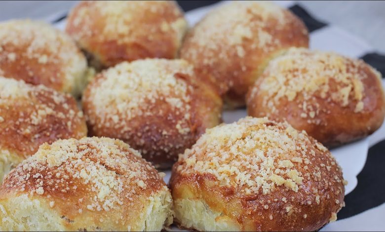Домашние булочки на сметане с вареной сгущенкой и штрейзельной крошкой