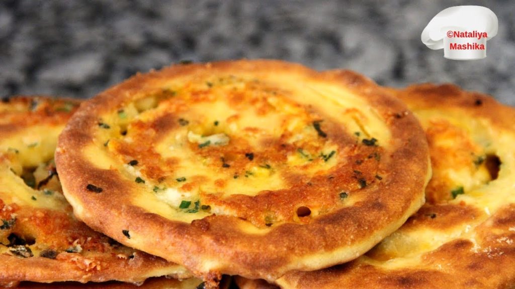 Улетают вмиг! Невероятно вкусные лепешки-улитки с сыром, чесночным маслом и зеленым луком
