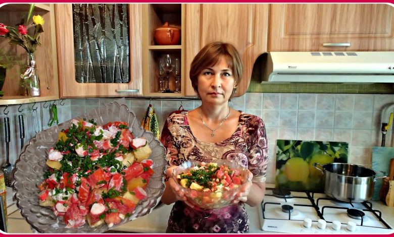 Салат из свежих помидоров с крабовыми палочками. Вкусно и быстро.