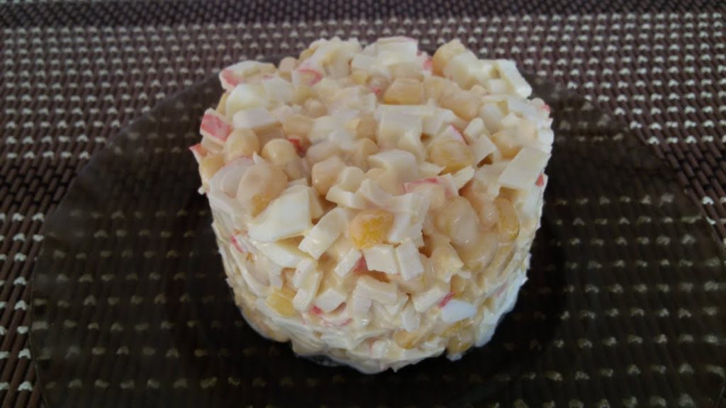 ПРОСТОЙ САЛАТ С КРАБОВЫМИ ПАЛОЧКАМИ.