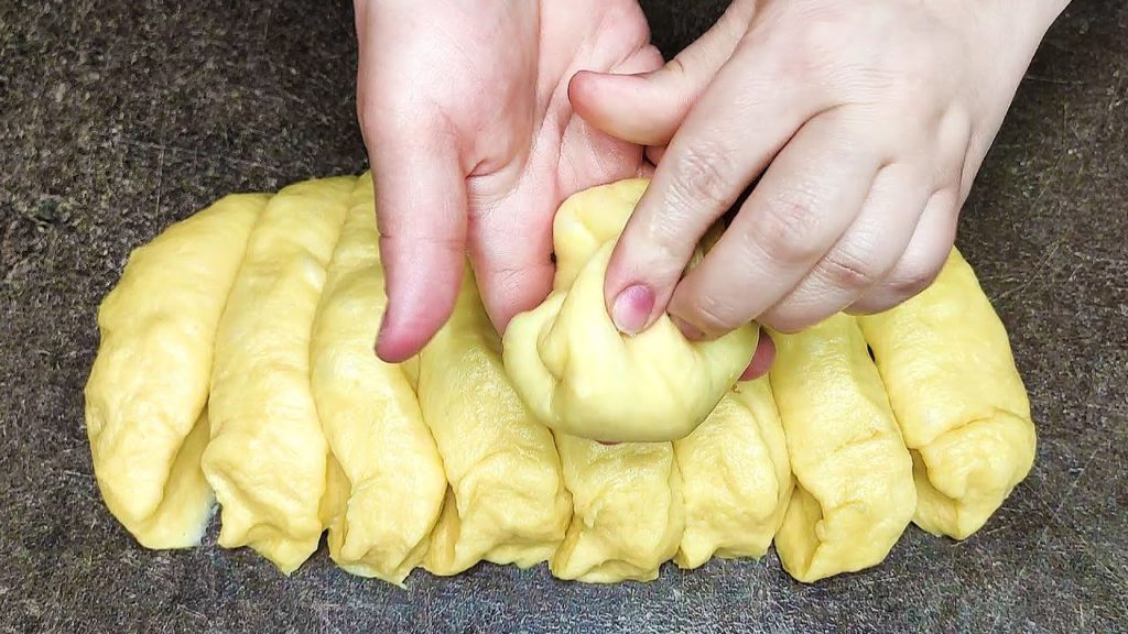 Они такие вкусные, что я готовлю их 2 раза в неделю и хочу еще. Воздушные булочки с яблоками как пух Они такие вкусные, что я готовлю их 2 раза в неделю и хочу еще. Воздушные булочки с яблоками как пух