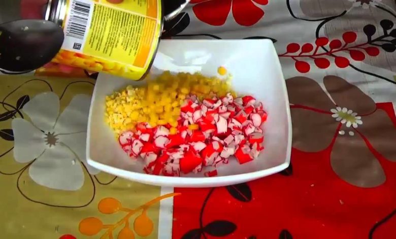 Крабовый салат с кукурузой. Рецепт салата с крабовыми палочками и кукурузой.
