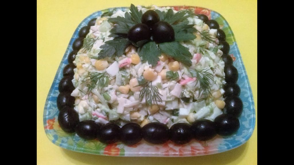 Салат из крабовых палочек, капусты и кукурузы