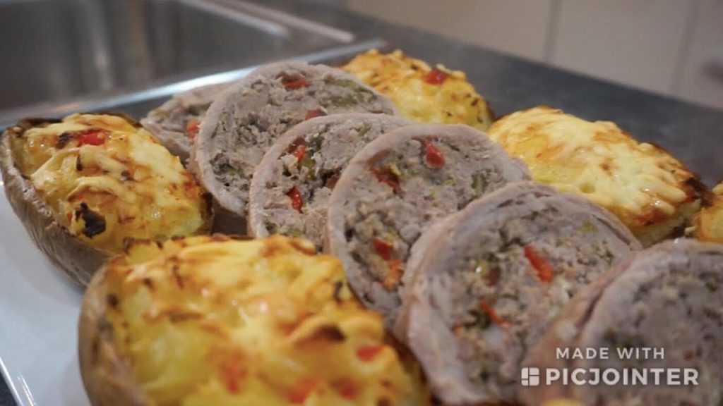Сочный мясной рулет вместе с гарниром из тушеной картошки в духовке