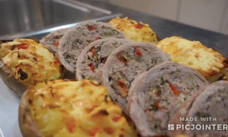 Сочный мясной рулет вместе с гарниром из тушеной картошки в духовке Сочный мясной рулет вместе с гарниром из тушеной картошки в духовке