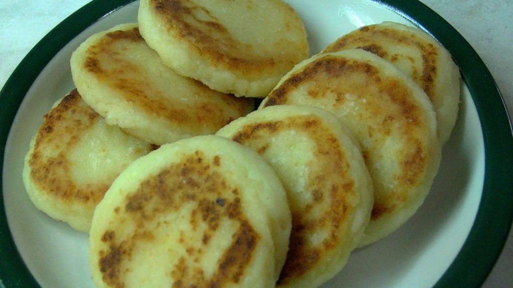 Сырники из творога с картофелем.  Необычно, вкусно и экономно.