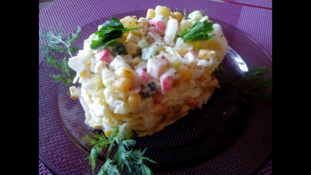Салат из крабовых палочек,капусты и кукурузы!