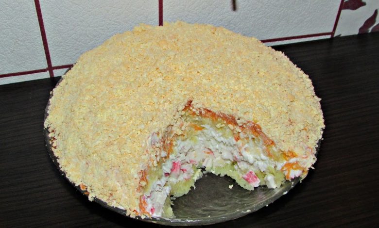 Слоеный салат с крабовыми палочками Слоеный салат с крабовыми палочками