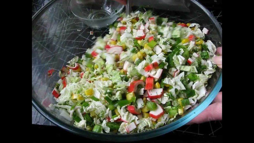 Салат с крабовыми палочками и пекинской капустой.
