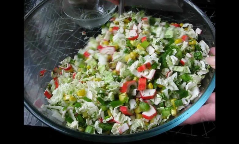 Салат с крабовыми палочками и пекинской капустой.