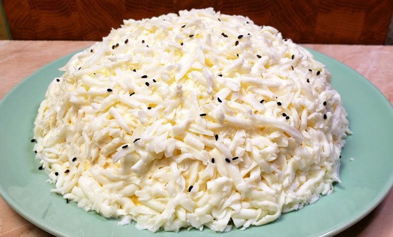 ВСЕ ИЩУТ ЕГО НА СТОЛЕ. ПОТРЯСАЮЩЕ ВКУСНЫЙ САЛАТ "КУРИЦА ПОД СНЕГОМ".