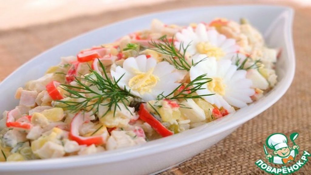 Салат с крабовыми палочками и курицей