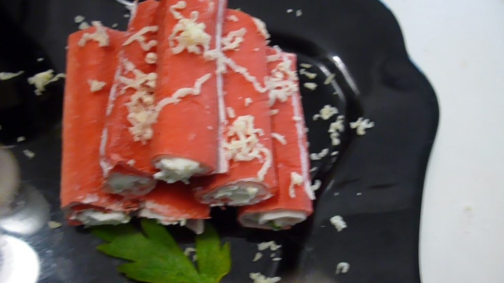 Фаршированные крабовые палочки. Блюда из крабовых палочек.