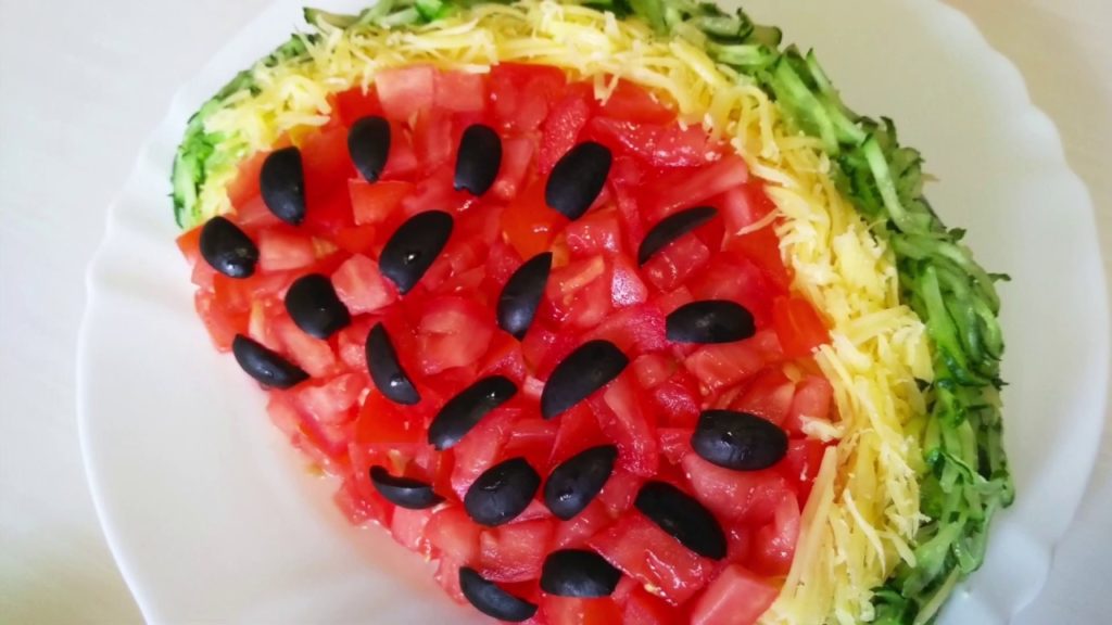 СОЧНЫЙ ПО-ЛЕТНЕМУ, ВКУСНЫЙ ПО-ДОМАШНЕМУ САЛАТ «АРБУЗНАЯ ДОЛЬКА» Как приготовить салат Просто Вкусно