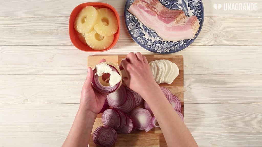 Ананасовые кольца с беконом и моцареллой