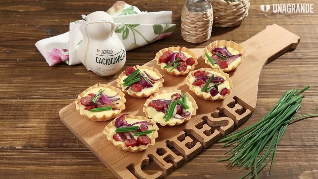 Корзиночки с колбасками и качокавалло